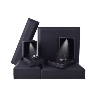 تولید چین عمده فروش با کیفیت بالا جعبه جواهرات Led بسته بندی گردنبند دستبند حلقه جواهرات Box لوگو سفارشی High End Black Plastic Led Jewelry Box با نور
