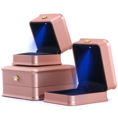 خرید جعبه بسته بندی مجوهرات تاج لوکس سفارشی با نور LED و مواد پلاستیکی مخملی online manufacture