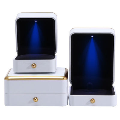 خرید جعبه جواهرات سفارشی بسته بندی طلای تزئینات جعبه جواهرات پلاستیکی با نور LED online manufacture