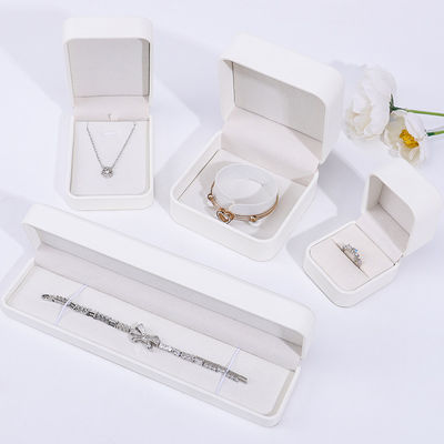 خرید جعبه جواهرات چرمي رنگ سفيد PU، جعبه جواهرات چرمي براي دستبند حلقه دار online manufacture