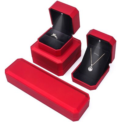 جعبه نمایش جواهرات لوکس با نور ال ای دی و لوگو سفارشی رنگ قرمز 10 * 10 * 5 سانتی متر