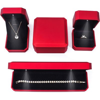 جعبه نمایش جواهرات لوکس با نور ال ای دی و لوگو سفارشی رنگ قرمز 10 * 10 * 5 سانتی متر