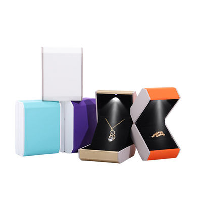 با ما تماس بگیرید برای نورپردازی LED سفارشی جعبه جواهرات پلاستیکی جعبه حلقه LED آبی پوشش مخملی