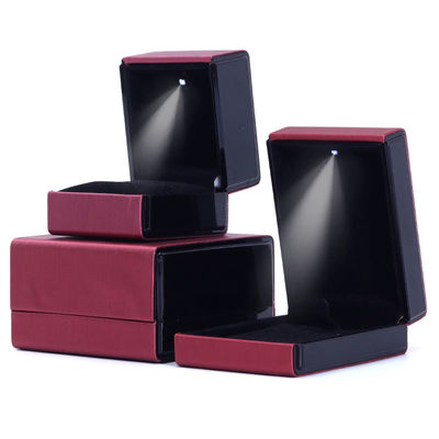 خرید Hanhong Custom Logo LED Light Jewelry Box برای دستبندهای گردنبند و حلقه های چرم online manufacture