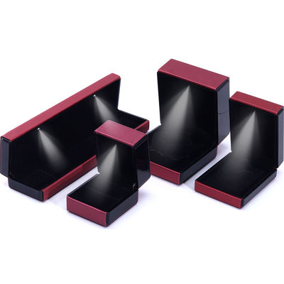 Hanhong Custom Logo LED Light Jewelry Box برای دستبندهای گردنبند و حلقه های چرم