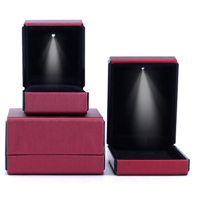 Hanhong Custom Logo LED Light Jewelry Box برای دستبندهای گردنبند و حلقه های چرم