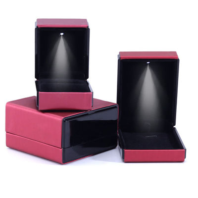 Hanhong Custom Logo LED Light Jewelry Box برای دستبندهای گردنبند و حلقه های چرم