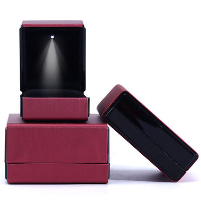 Hanhong Custom Logo LED Light Jewelry Box برای دستبندهای گردنبند و حلقه های چرم