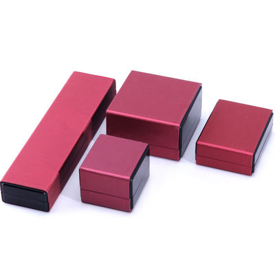 Hanhong Custom Logo LED Light Jewelry Box برای دستبندهای گردنبند و حلقه های چرم