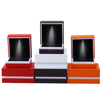 خرید جعبه بسته بندی جواهرات بسته بندی رنگ پخت و پز صنایع دستی حاشیه سفید LED حلقه جواهرات جعبه 9 * 9 * 3.5 سانتی متر online manufacture