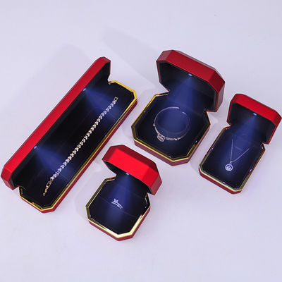 جعبه جواهرات قرمز با رنگ طلایی