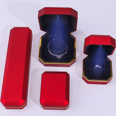 جعبه جواهرات قرمز با رنگ طلایی