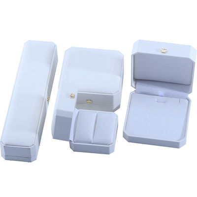 خرید جعبه جواهرات پوست PU سفید برای Hanhong عملکرد ذخیره جواهرات شکل تاج شخصی online manufacture