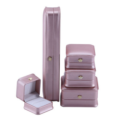 طراحي تاج طلایی لوکس جعبه بسته جواهرات چرم PU برای حلقه گردنبند