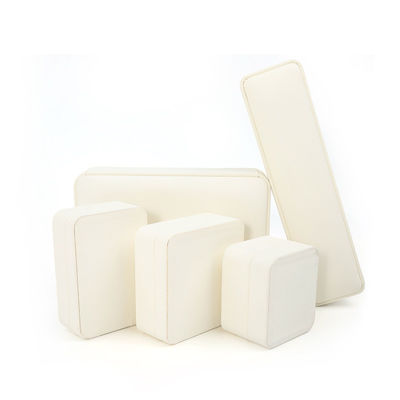 OEM ODM دست ساز مربع جعبه جواهرات چرم سفید برای گردنبند دستبند گوشواره حلقه بسته بندی