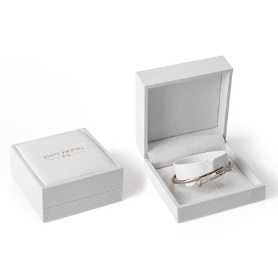 جعبه جواهرات سفید مربع مخملی با کیفیت بالا برای دستبند بسته بندی حلقه گردنبند