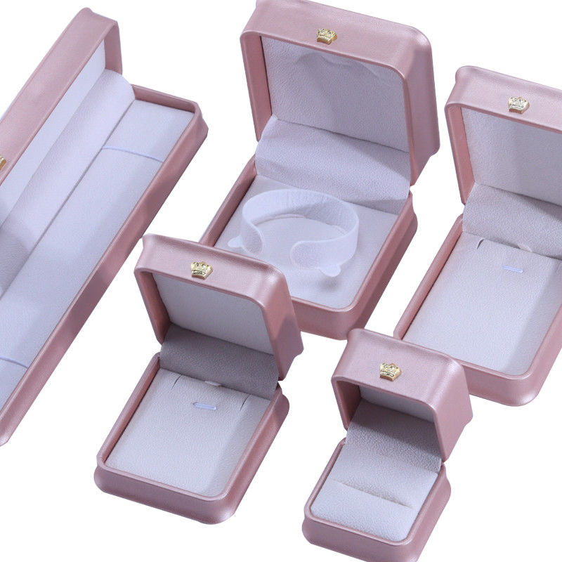 طراحي تاج طلایی لوکس جعبه بسته جواهرات چرم PU برای حلقه گردنبند